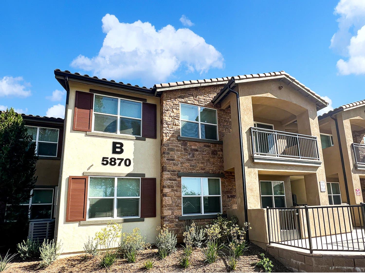 Side exterior of Pinebrook Apartment Homes with balconies